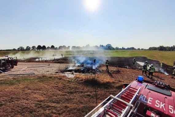 Feuerwehr im Einsatz: Flächenbrand an der NATO-Rampe bei Kalkar, Unrat und Grasfläche werden gelöscht.