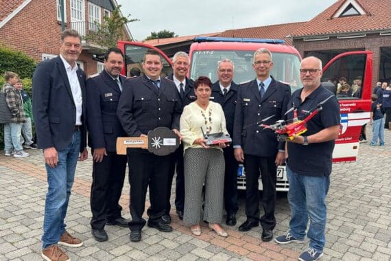 Übergabe eines neuen MTW und einer Feuerwehrdrohne an die Freiwillige Feuerwehr Littel, inklusive Bürgermeister und Wehrführung.