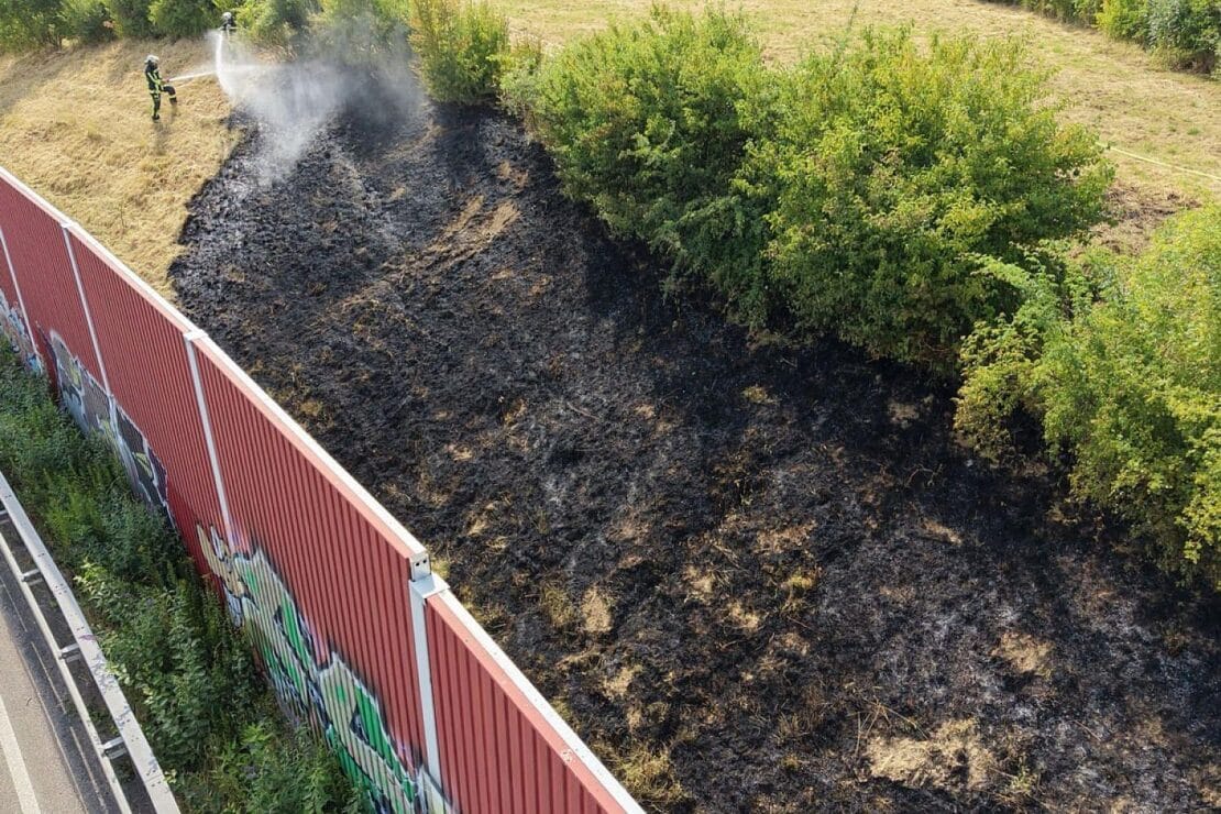 Feuerwehr löscht Böschungsbrand an der A40