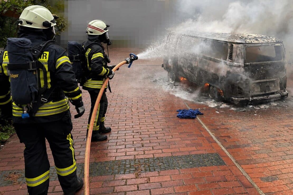 Feuerwehr löscht brennenden VW-Bus in Debstedt