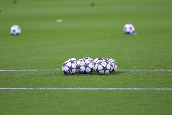 Fußbälle im Archiv, Nachricht über Infantino: Uefa und Concacaf lehnen Investorenpläne der Fifa ab.