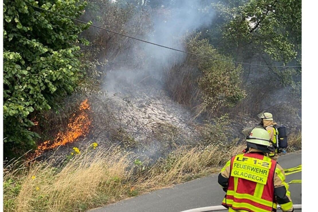 Flächenbrand an der BAB 2 erfordert umfangreichen Feuerwehreinsatz in Gladbeck