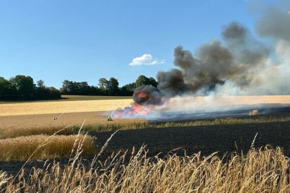 Flächenbrand auf einem Gerstenfeld bei Schwirzheim: Feuerwehr im Einsatz, Getreidefläche brennt (Archivfoto).