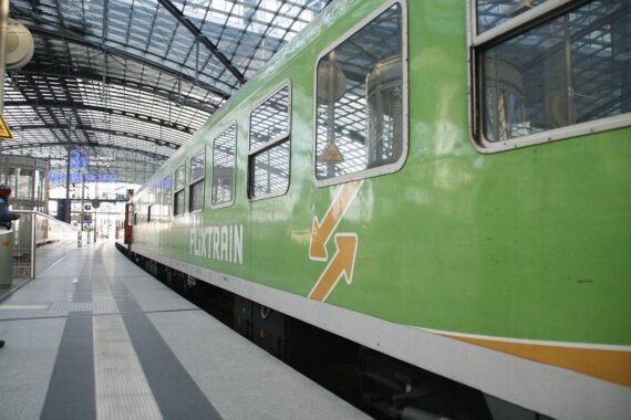 Flixtrain-Züge im Bahnhof (Archivfoto) – Streit mit Italo über Sonderbehandlung im deutschen Fernverkehr.