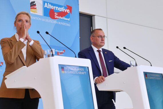 Alice Weidel und Tino Chrupalla im Archivfoto; AfD dominiert Umfrage-Ranking in Deutschland.