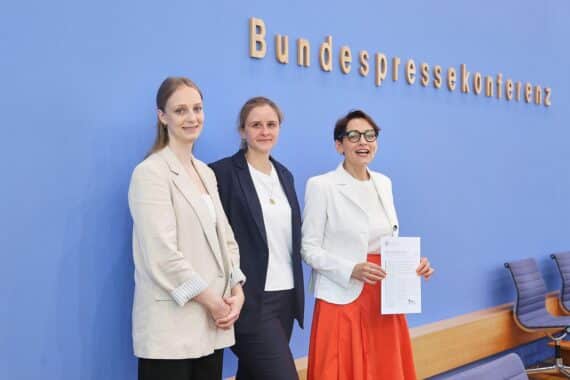 Bürokratie frustriert Einwanderer, die Deutschland verlassen – Grafiken zu Abwanderung, Altersgruppen, Herausforderungen.