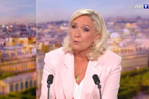 Marine Le Pen im Interview, diskutiert Präsidentschaftswahl und Urteil, zeigt Entschlossenheit.
