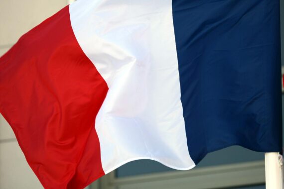 Frankreich-Fahne im Archiv: Bericht über Hitzewelle, Tausende zusätzliche Todesfälle in Paris.