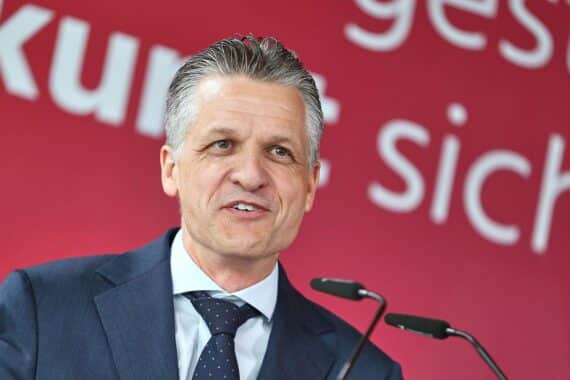 Thorsten Frei kritisiert DDR-Hymne bei AfD-Veranstaltung mit Ulrich Siegmund und Tino Chrupalla in Berlin.
