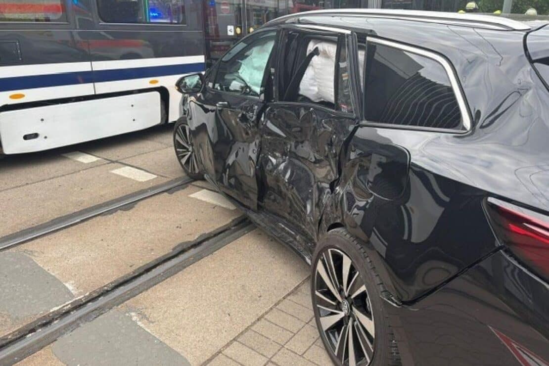Friesenheim: Autofahrer bei Wendemanöver mit Straßenbahn kollidiert