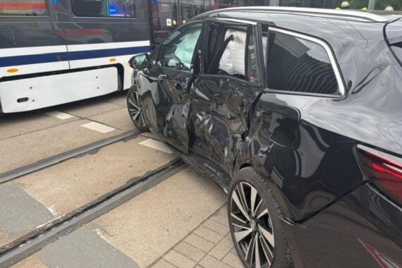 Zusammenstoß: PKW bei verbotenem Wendemanöver mit Straßenbahn in Friesenheim (leicht verletzt).