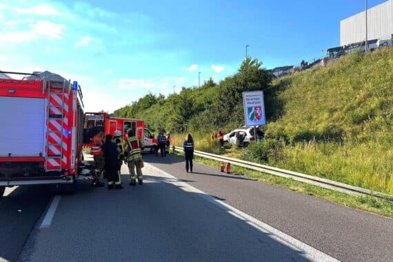 PKW-Unfall auf A3 mit Verletzten, Feuerwehr im Einsatz, staubedingte Verkehrsbehinderungen.