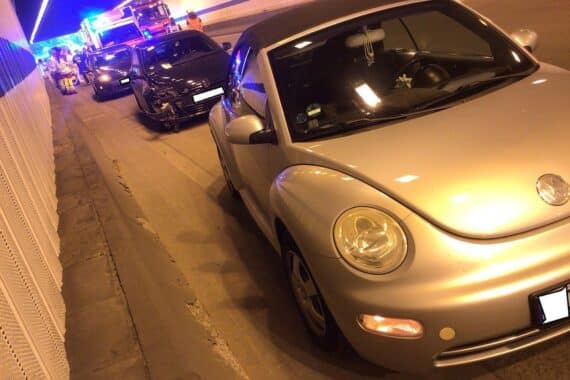 Unfall im A40-Tunnel Richtung Dortmund: vier Pkw, fünf Verletzte; Feuerwehr und Rettungskräfte im Einsatz.