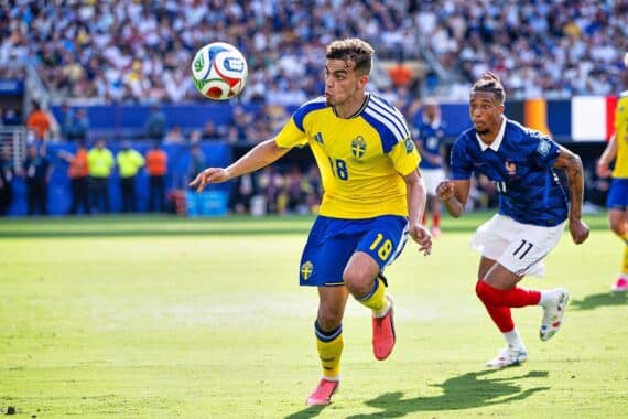 Frankreich besiegt Schweden im WM-Spiel mit 3:0, Mbappé glänzt als Torschütze.