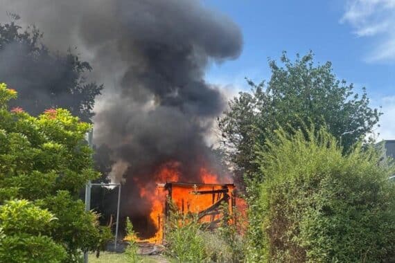 Feuer in Bad Bederkesa: Gartenhütte in Flammen, Feuerwehr im Einsatz, Wärmebildkontrolle (Archivfoto).