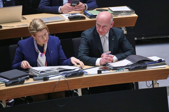 Franziska Giffey und Kai Wegner diskutieren politische Verantwortung und zukünftige Wahlen in Berlin.