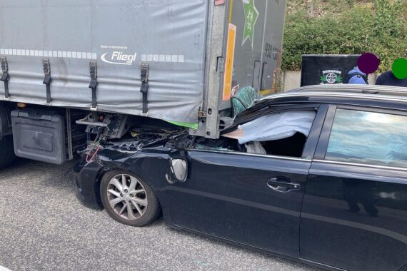 PKW verkeilt unter Auflieger auf der A3, Airbags ausgelöst; Polizei gesichert, Bergung im Stau.