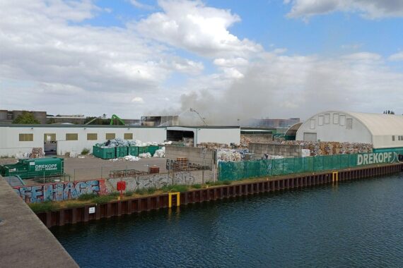 Feuerwehr im Einsatz: Brand auf Recyclingbetrieb im Dortmunder Hafen, brennendes Papier und Sperrgut (Archiv).