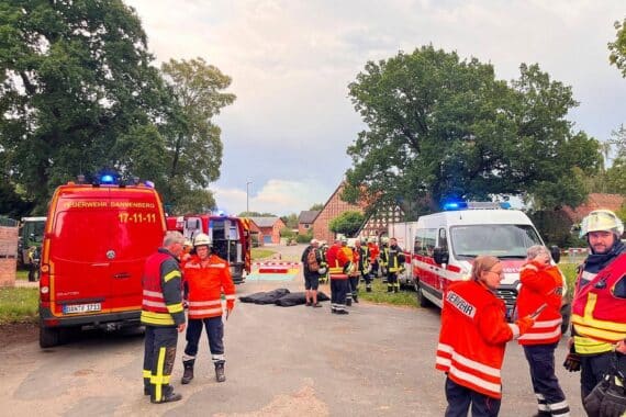 Feuerwehr sichert großräumigen Sicherheitsbereich bei gefährlichem Fund, Spezialkräfte und Drohne im Einsatz.