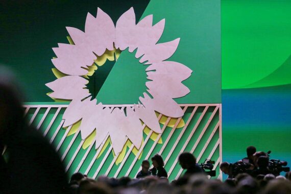 Grünen-Sonnenblume symbolisiert die Forderung nach Investitionen in europäische Künstliche Intelligenz.