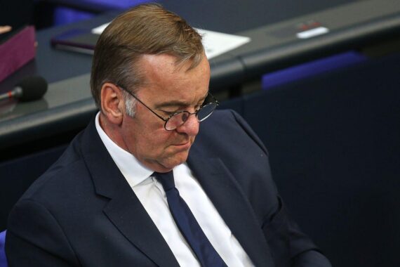 Boris Pistorius (Archiv) vor dem Hintergrund: gestoppte Fregatten, Debatte um Verteidigungsbudget und Verantwortung.