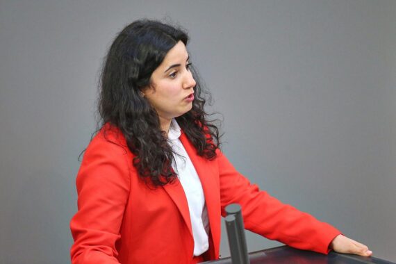 Misbah Khan kritisiert Bundesregierung wegen problematischer Förderpolitik für zivilgesellschaftliche Träger.