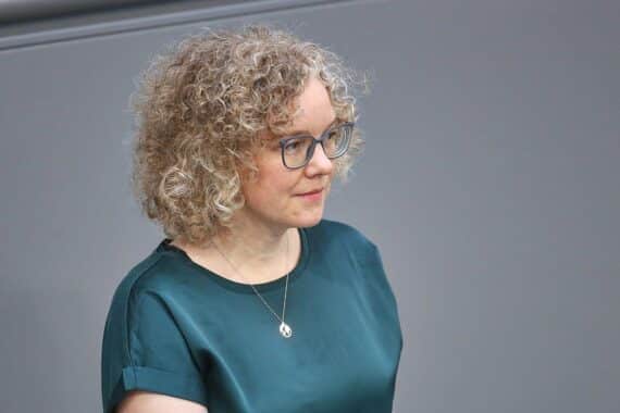Julia Verlinden fordert Krisenmaßnahmen gegen Hitzewelle und kritisiert Regierungssilenz.