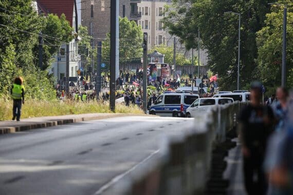 Demonstranten zeigen friedlich ihre Ablehnung gegen Rechtsextremismus, trotz übergriffiger Vorfälle gegen Journalisten.