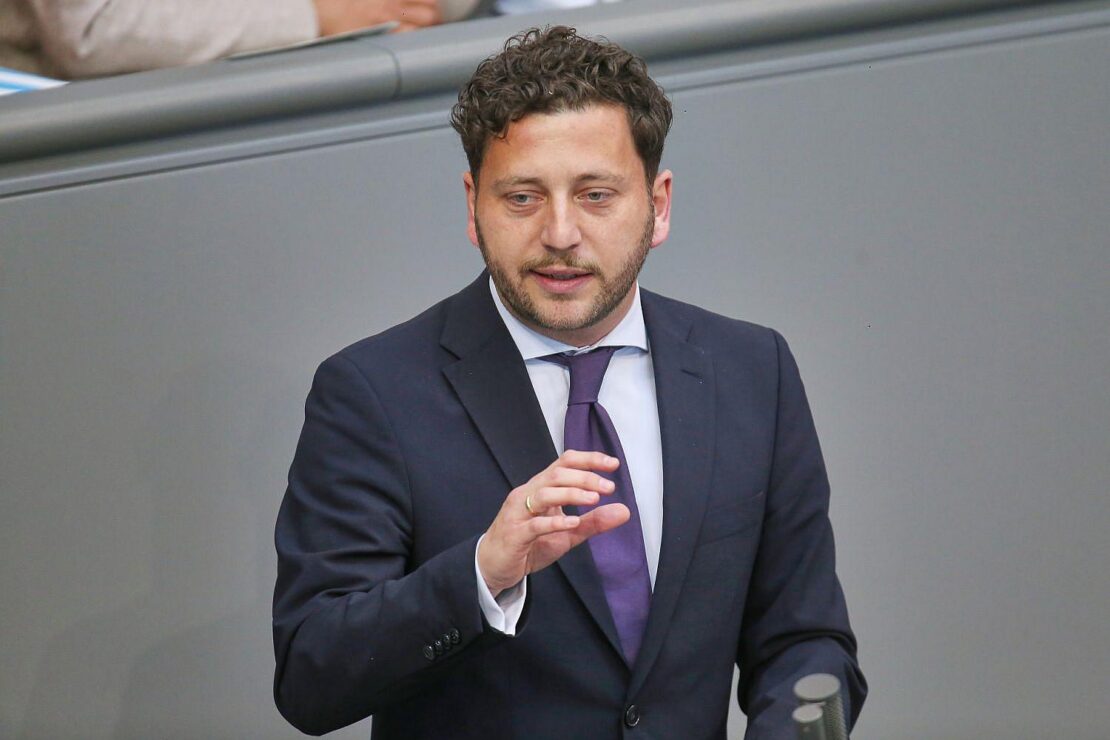 Grünen-Chef fordert spürbare Entlastung von Schwarz-Rot