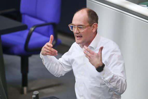 Janosch Dahmen (Grüne) legt in Uniform das Gelöbnis als Reservist ab, Fokus: Gesellschaftsdienst und Verteidigung.