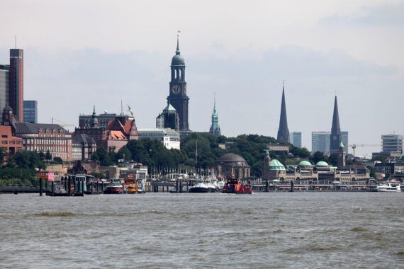 Hamburgs Haushaltsplan-Website „haushalt.digital“ mit digitalen Grafiken und dem Hinweis auf Doppelhaushalt 2027/2028.