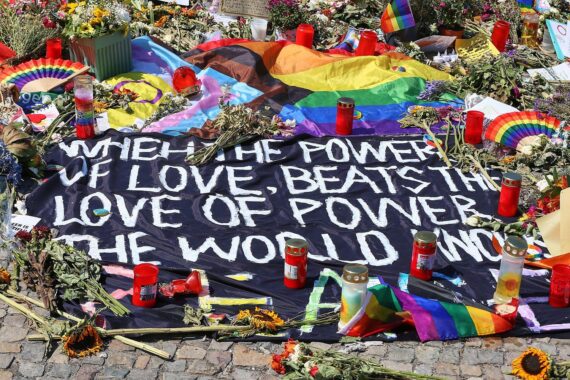 Trauer und Polizeipräsenz beim CSD nach Anschlag in Berlin; besondere Sicherheitsmaßnahmen für das Wochenende.