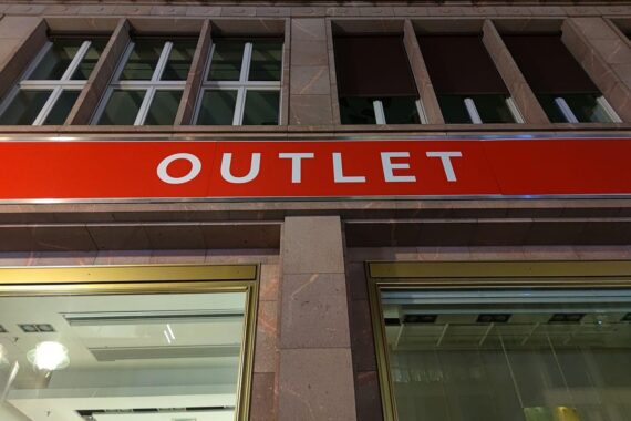 Outlet-Laden mit Menschen, die einkaufen – Symbol für erweiterte Sonntagsöffnungszeiten im Einzelhandel.
