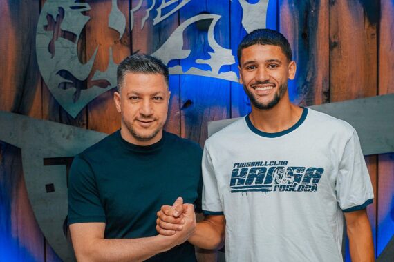Fußballspieler Ouassim Karada im FCH-Trikot bei der Verpflichtung (Archivfoto).
