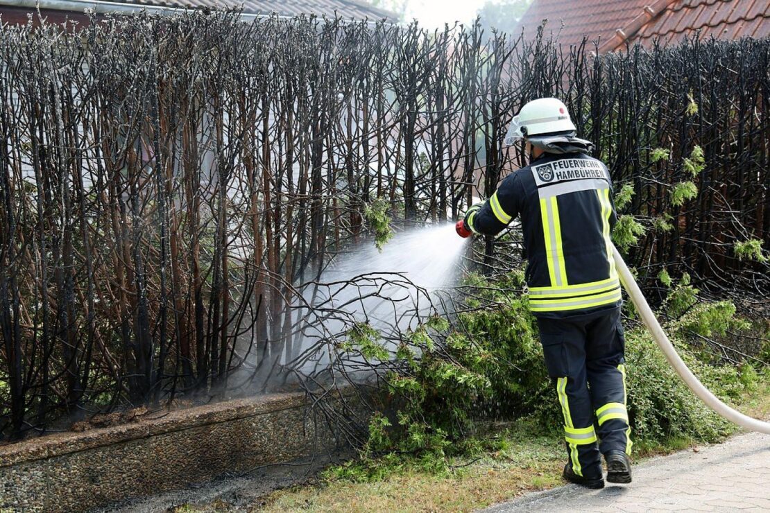 Heckenbrand in Hambühren nach Abflammarbeiten