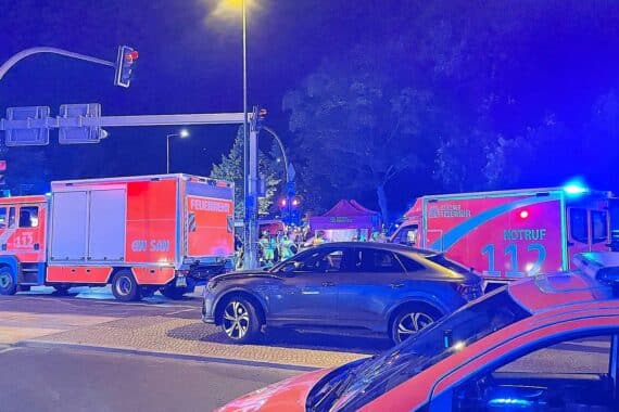 Vermummtes Auto rast durch CSD-Menschenmenge in Berlin (25.07.2026); Polizei- und Sicherheitskontext.