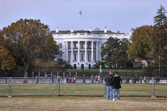 Weißes Haus mit Protestierenden, Hoffnung auf demokratische Erneuerung, Trump-Kritik im Fokus.
