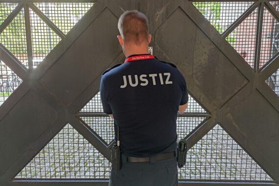 Gefängnistor im Archiv: Wiederholungstäter in Thüringen, viele bereits vorbestraft, Zahlen zu 2025.