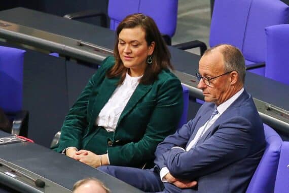 Franziska Hoppermann und Friedrich Merz (Archivfoto) bei einer CDU-Sitzung, als mögliche Generalsekretärin dargestellt.