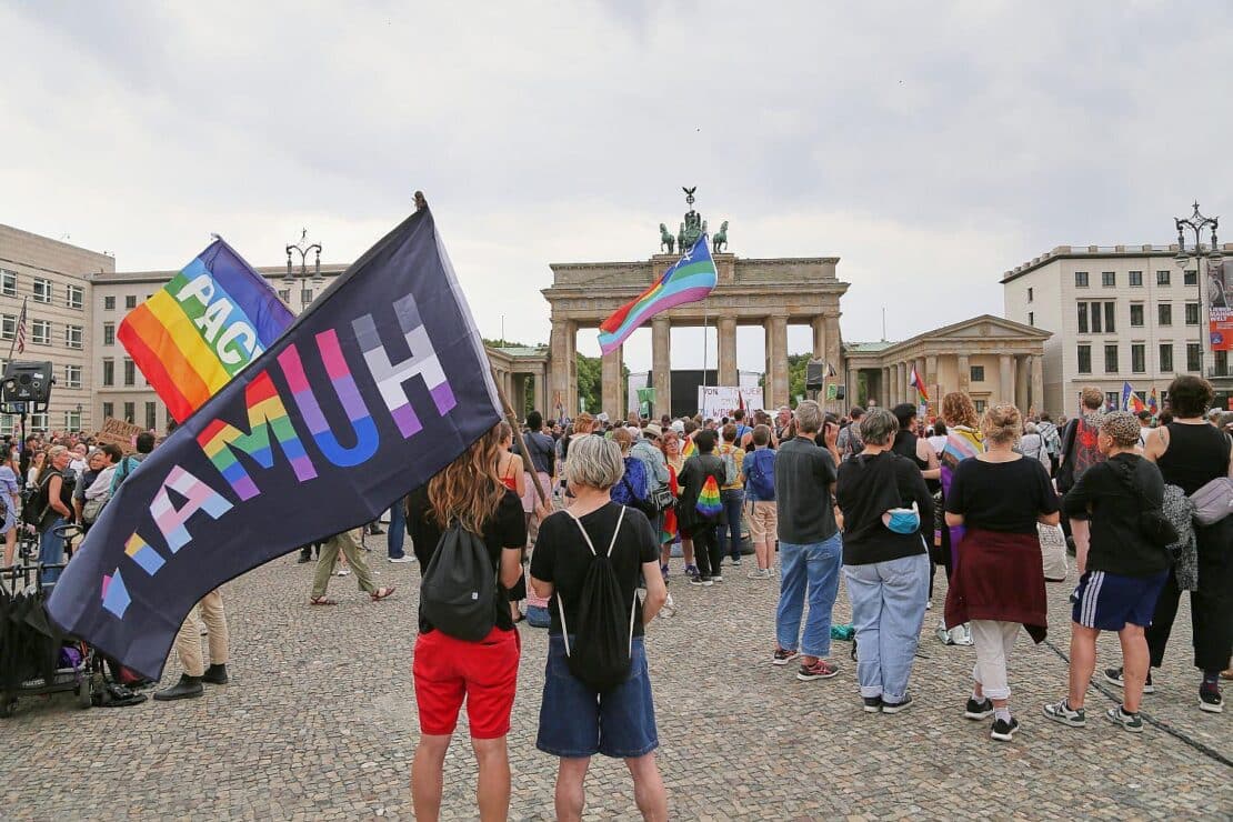 Hunderte trauern nach CSD-Anschlag am Brandenburger Tor