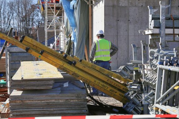 Bauarbeiter auf Baustelle, symbolisch für den Bau- und Wohnungssektor im Kontext von Enteignung.