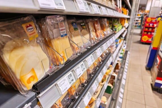 Supermarkt-Regal mit Preisschildern; steigende Inflation im Euroraum, geschätzt bei 2,9 Prozent.