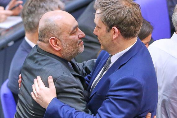 Omid Nouripour und Lars Klingbeil (Archiv) vor politischem Hintergrund: Grünen-Zustimmung und Kanzlerkritik.