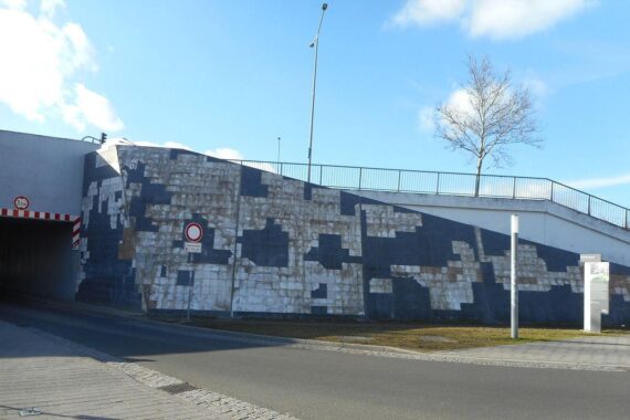 Bauarbeiten: Instandsetzung der Stützwand an der Treppenanlage zum Wörlitzer Platz in Dessau-Roßlau.