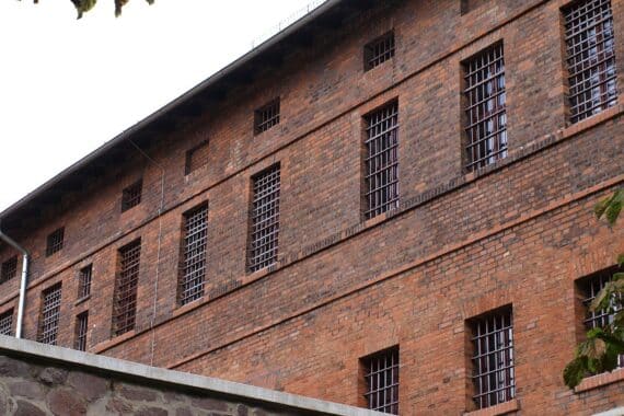 Gefängnis (Archiv): Festnahme eines wegen Haftbefehl gesuchten Mannes, Auslieferung in die USA.