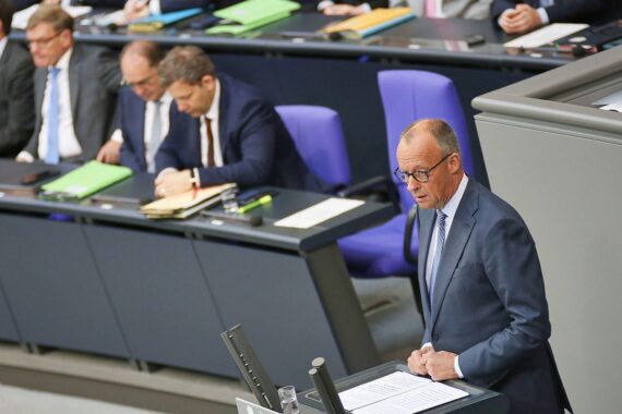Friedrich Merz mit Ministern im Archiv: Umfrage zeigt uneinheitliche Bewertung, besonders Fortschritte bei der Bundeswehr.
