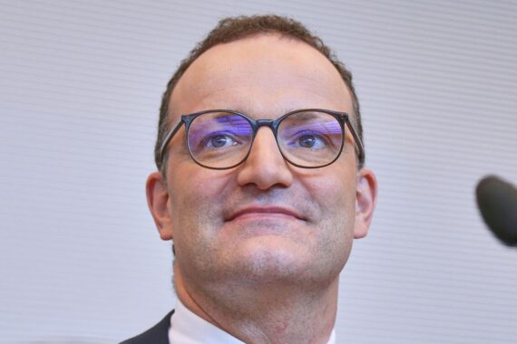 Jens Spahn blickt positiv ins Coming-Out, Foto von ihm in Berlin.