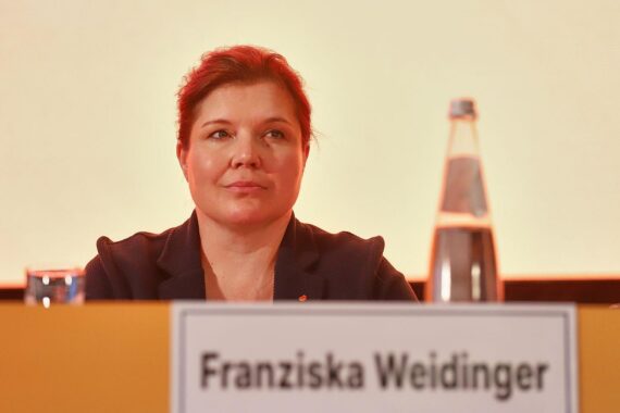 Franziska Weidinger wirbt für elektronische Fußfesseln gegen häusliche Gewalt; Foto im Archiv.