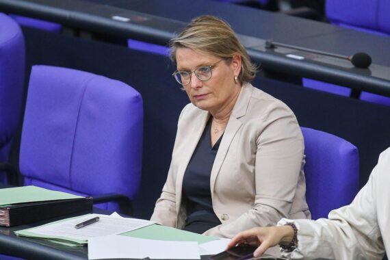 Stefanie Hubig (SPD) im Archivfoto, daneben Transparenz- und Informationsfreiheitsgesetz-Thema.
