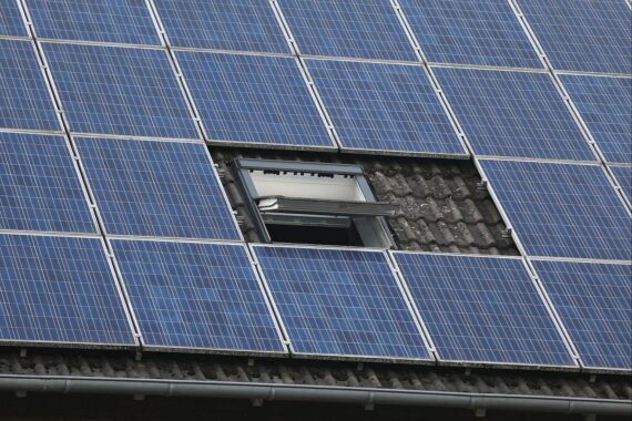 Solarzellen auf einem Dach; Energiereform: EEG-Aus für feste Einspeisevergütung, Netzpaket für Wind und PV.